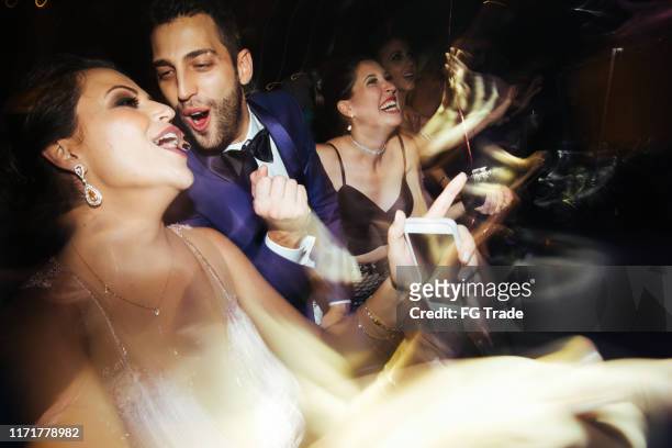 bräutigam tanzt mit freunden und genießt eine hochzeitsfeier - wedding guest stock-fotos und bilder