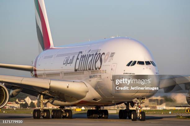 emirates airline airbus a380 - airbus a380 stock pictures, royalty-free photos & images