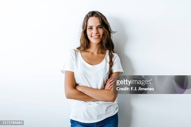 portrait of woman with crossed arms - braços cruzados imagens e fotografias de stock