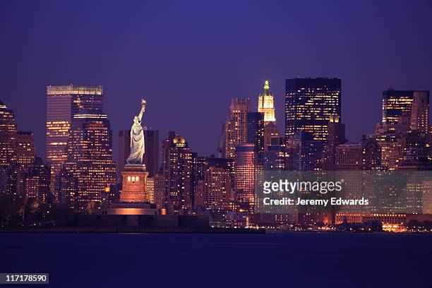 skyline von new york - new york stock-fotos und bilder