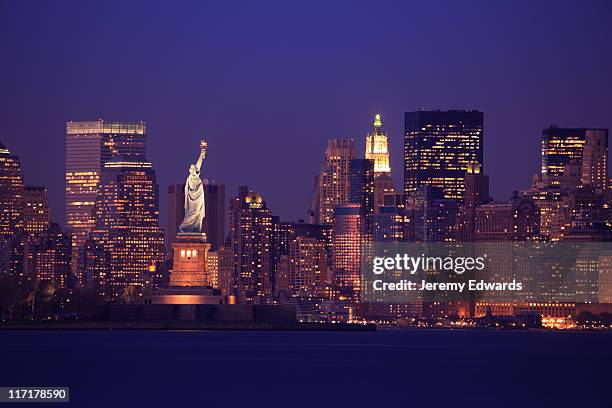 horizonte de nova york - statue of liberty new york city - fotografias e filmes do acervo