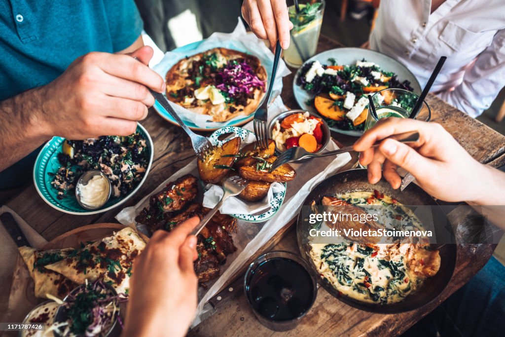 Godersi il pranzo con gli amici