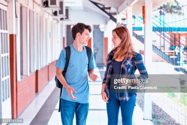 ritratti di adolescenti. coppia amichevole di studenti adolescenti che camminano verso il college - adolescenza foto e immagini stock