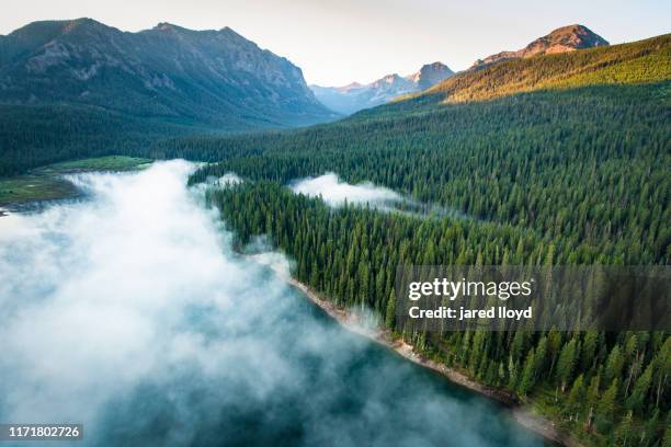 drone perspective of mountain lake in montana - bozeman stockfoto's en -beelden