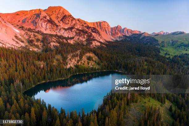 alepenglow on battle ridge in the bridger mountains of montana - bridger mountains fotografías e imágenes de stock