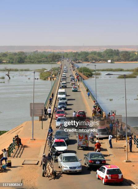 niger river - jf kennedy bridge, nogare im hintergrund, niamey, niger - niger river stock-fotos und bilder