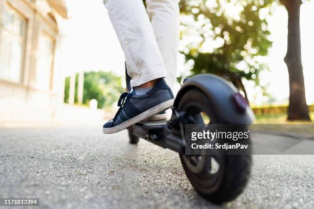 scooting rond de stad - mobility scooters stockfoto's en -beelden