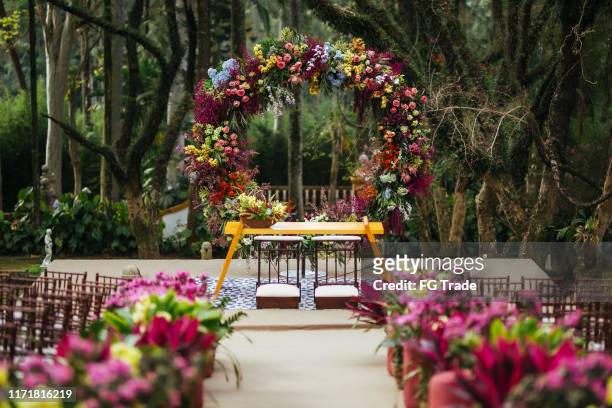 ceremonia de boda en la hermosa granja - decorar fotografías e imágenes de stock