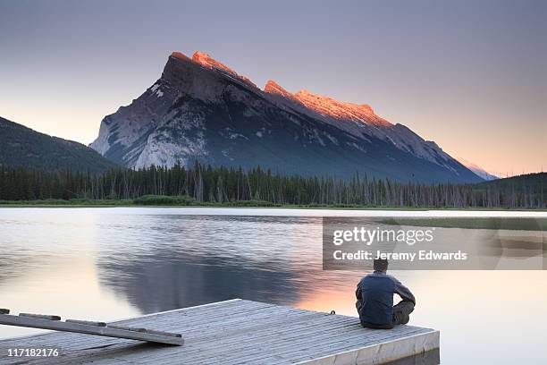 monte rundle, banff - parque nacional de banff - fotografias e filmes do acervo