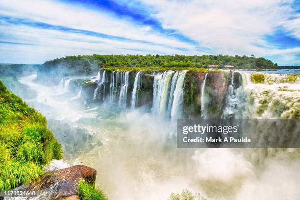 overlooking iguazu waterfall - cataratas del iguazú fotografías e imágenes de stock