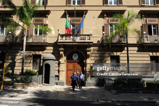 carabinieri outside their station on corso vittorio emanuele, palermo, sicily, italy - carabinieri stockfoto's en -beelden