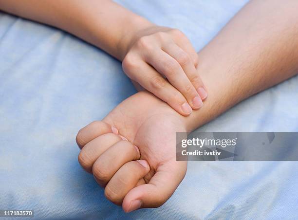 arzt mit patienten im pulse. - herzton abhören stock-fotos und bilder