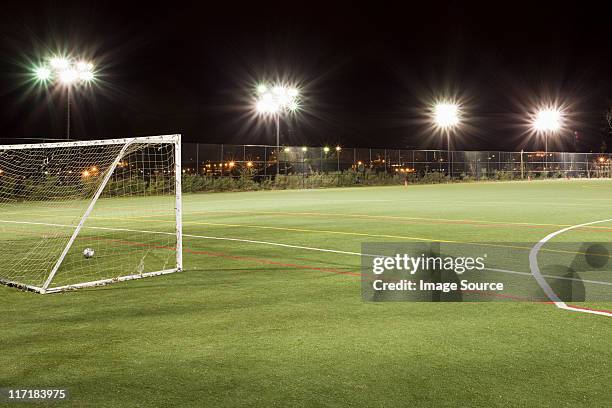 - fußballfeld - flutlicht stock-fotos und bilder