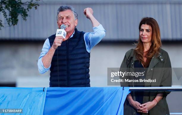 President of Argentina Mauricio Macri speaks to his supporters alongside fist lady Juliana Awada during an event so-called "Si Se Puede" at Barrancas...