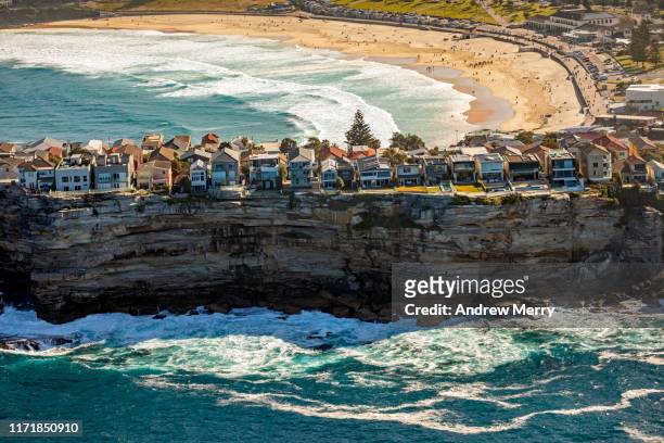 sea cliff and bondi beach, sydney, australia - strand bondi beach stock-fotos und bilder