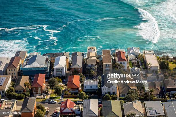 houses and sea, bondi beach, north bondi, sydney, australia - cultura australiana fotografías e imágenes de stock