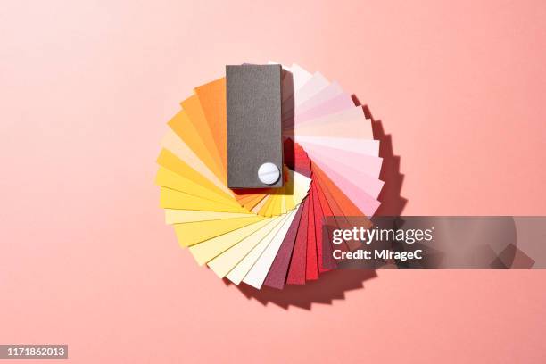 red paper color swatch - artist's palette - fotografias e filmes do acervo