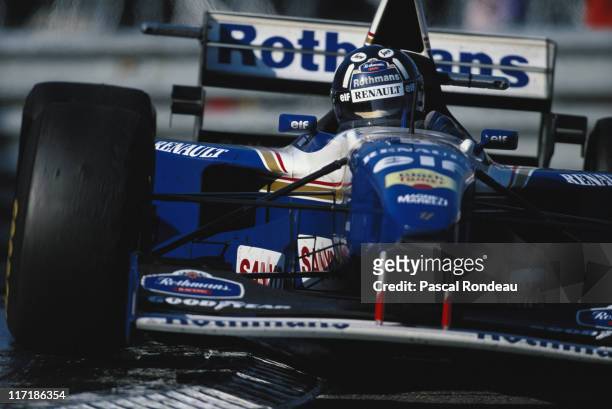 Damon Hill drives the Rothmans Williams Renault Williams FW17 Renault 3.0 V10 during the Grand Prix of Monaco on 28th May 1995 on the streets of the...