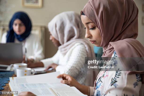 arabische vrienden samen studeren thuis - hijab young stockfoto's en -beelden