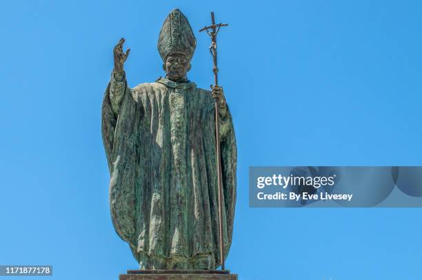 pope john paul ii statue - jerez de la frontera - pope photos et images de collection