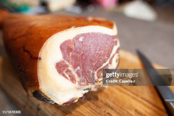 cuisine - découpe d'une pièce de jambon cru - jambon cru stock-fotos und bilder