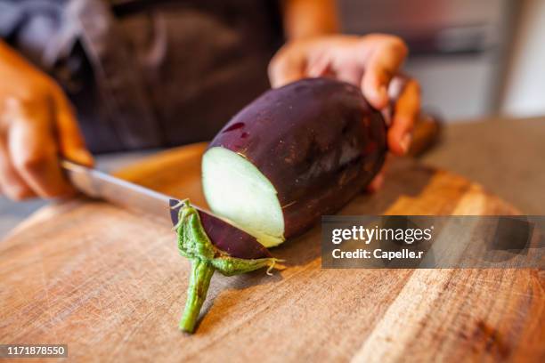 cuisine - découpe d'une aubergine - aubergine stock-fotos und bilder