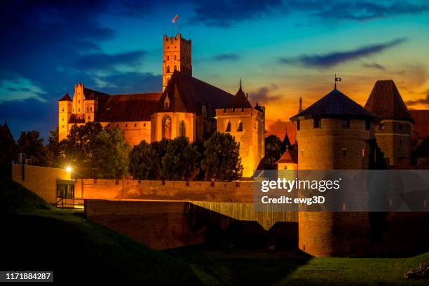 medieval malbork castle by night, poland - marienburg stock pictures, royalty-free photos & images