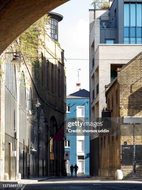 traditional london street - londoner stadtgebiet stock-fotos und bilder