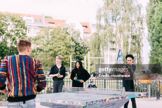 grupo de jóvenes alternativos jugando al ping pong en berlín - friedrichshain fotografías e imágenes de stock