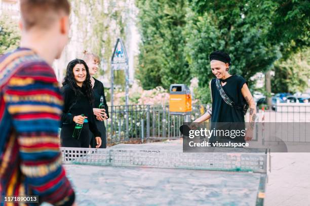 groep vrienden die pingpong spelen in berlijn - berlin friedrichshain stockfoto's en -beelden