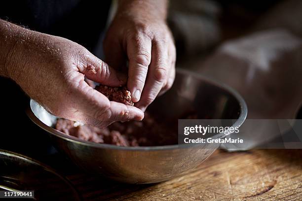 hands forming meatball - boulette de viande photos et images de collection