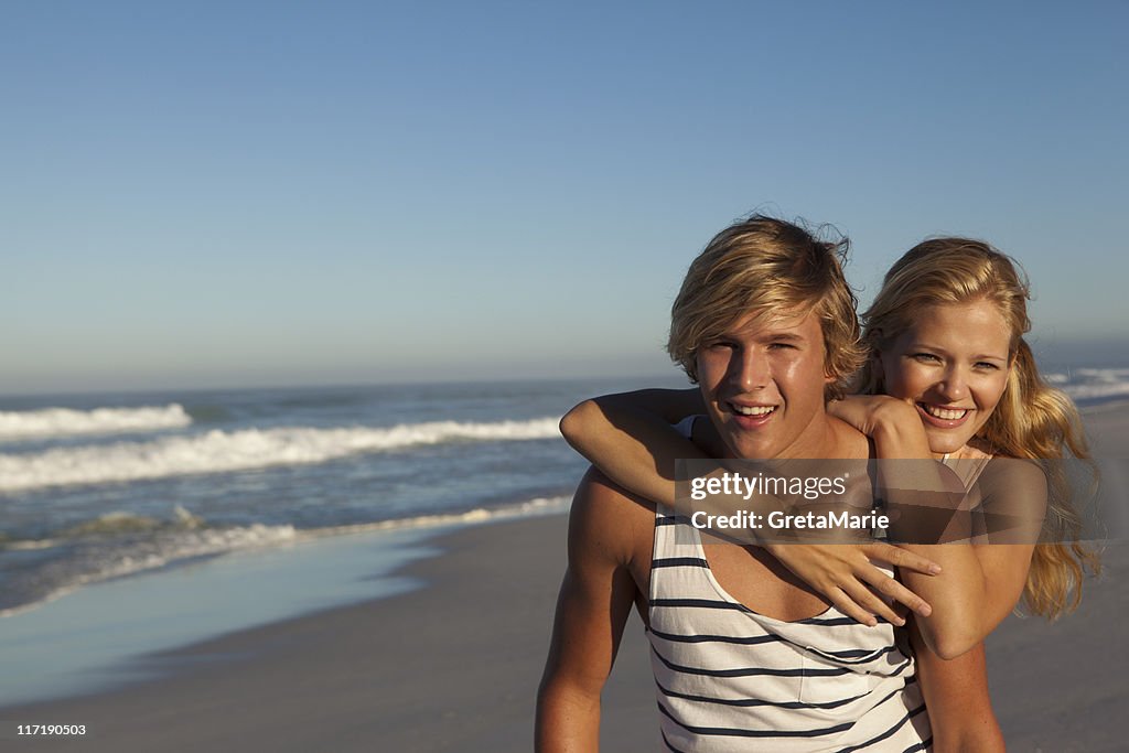 Ragazza e ragazzo in spiaggia