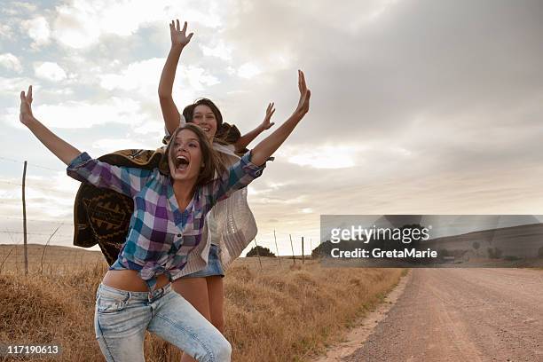 girls happy - hitchhiking 個照片及圖片檔
