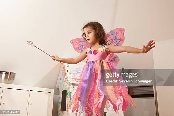 girl in pink dress with fairy wings - wand 個照片及圖片檔
