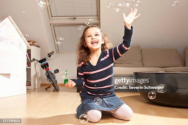 kleines mädchen spielen mit blasen - child bubble stock-fotos und bilder