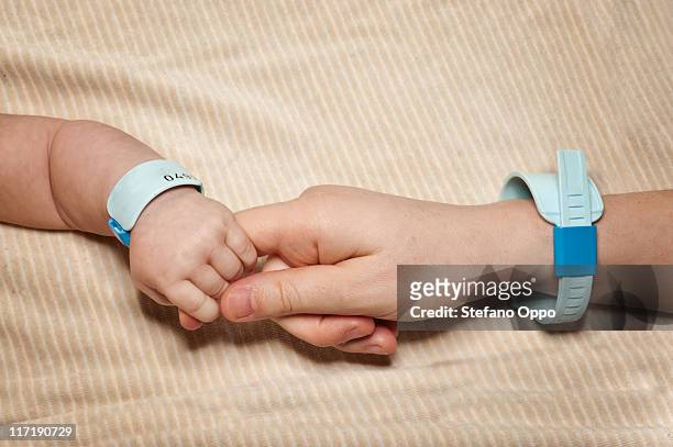 newborn and mum with hospital bracelets - namensband stock-fotos und bilder