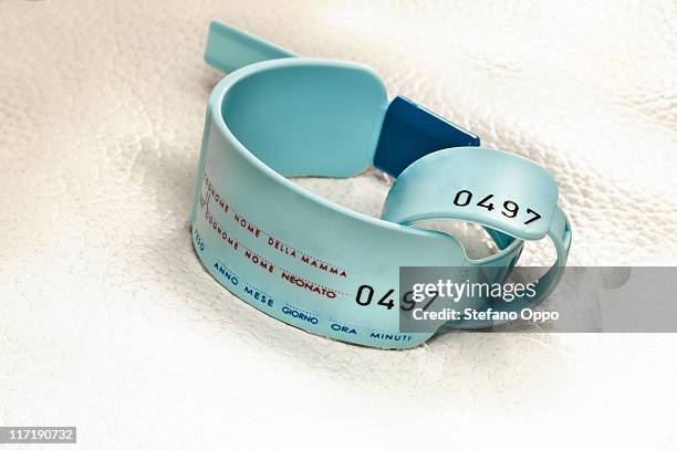 newborn and mum hospital bracelets - bracelet d'identification photos et images de collection