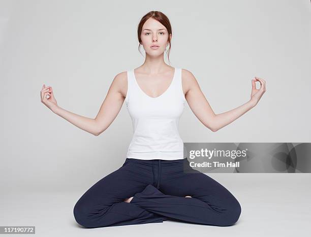 fille en posture de lotus sur fond blanc - yoga pose photos et images de collection