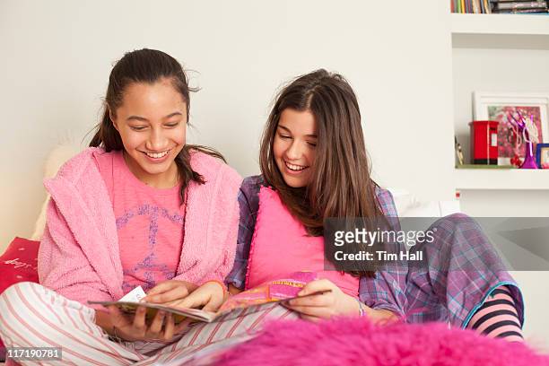 girls bedroom - girls sleepover stock-fotos und bilder