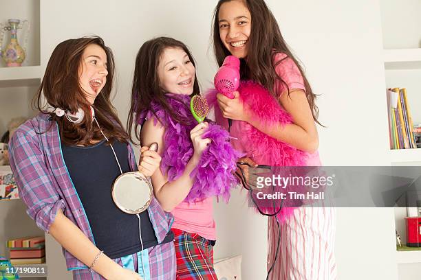 teenager mädchen singen, mit schlafanzug - girls sleepover stock-fotos und bilder