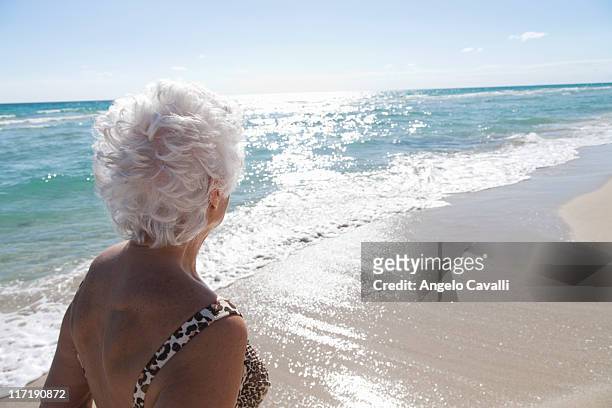 mulher idosa na praia - old woman in swimsuit imagens e fotografias de stock