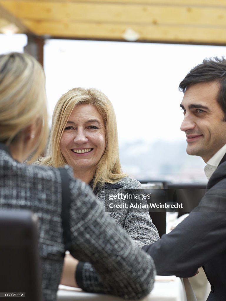 Zwei Frauen und ein Mann in einen buiness meeting