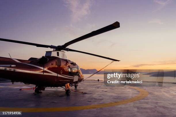 helikopter parking landing op offshore platform, helikoptertransfer passagier - offshore platform stockfoto's en -beelden