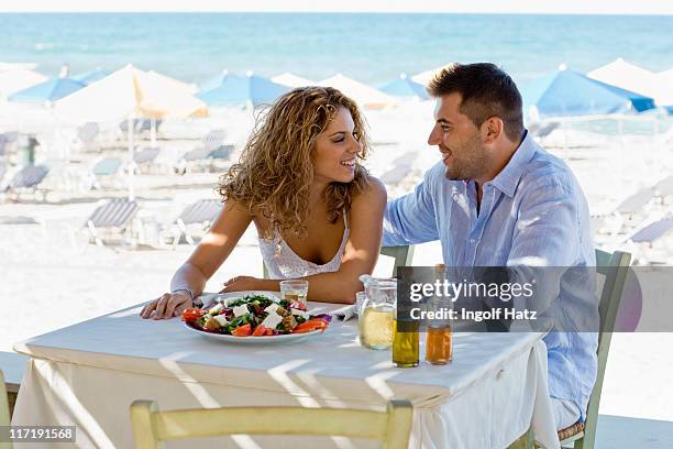 coppia pranzando vicino alla spiaggia - coppie cibo food bistrot foto e immagini stock