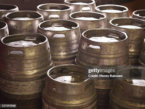 barrels in brewery - bier brouwen stockfoto's en -beelden