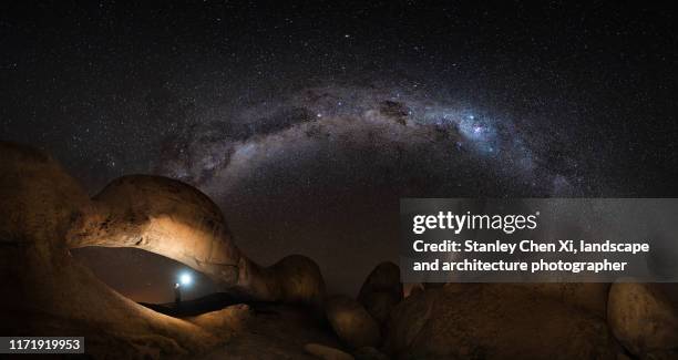 the double arch at night in namibia desert, spitzkoppe - namibia sternenhimmel stock-fotos und bilder