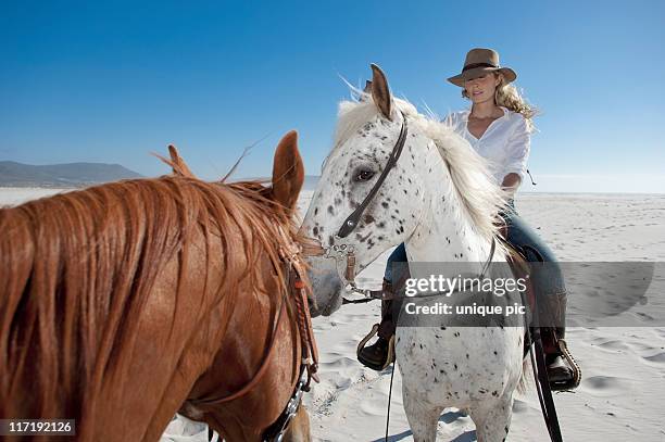 2 personen, reiten am strand - noordhoek stock-fotos und bilder