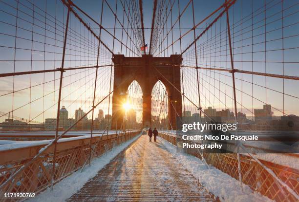 brooklyn bridge - cruzar puente fotografías e imágenes de stock