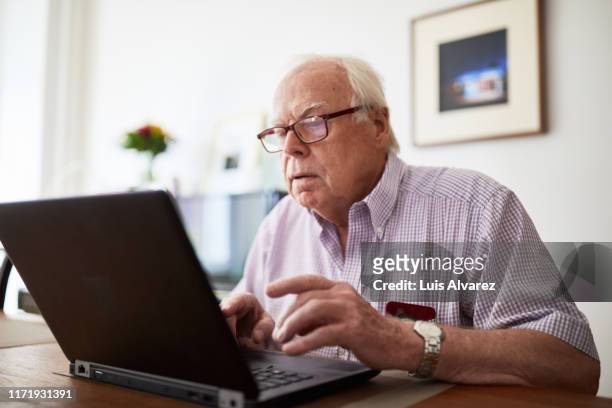 senior man doing online shopping - only senior men 個照片及圖片檔