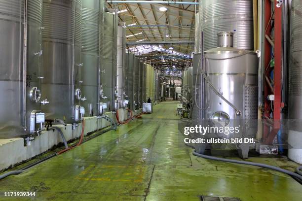 Gärtanks aus Edelstahl im Weingut Santa Rita in Buin, südlich von Santiago de Chile